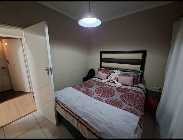 3 BEDROOM FREEHOLD FOR SALE IN LOMBARDY EAST